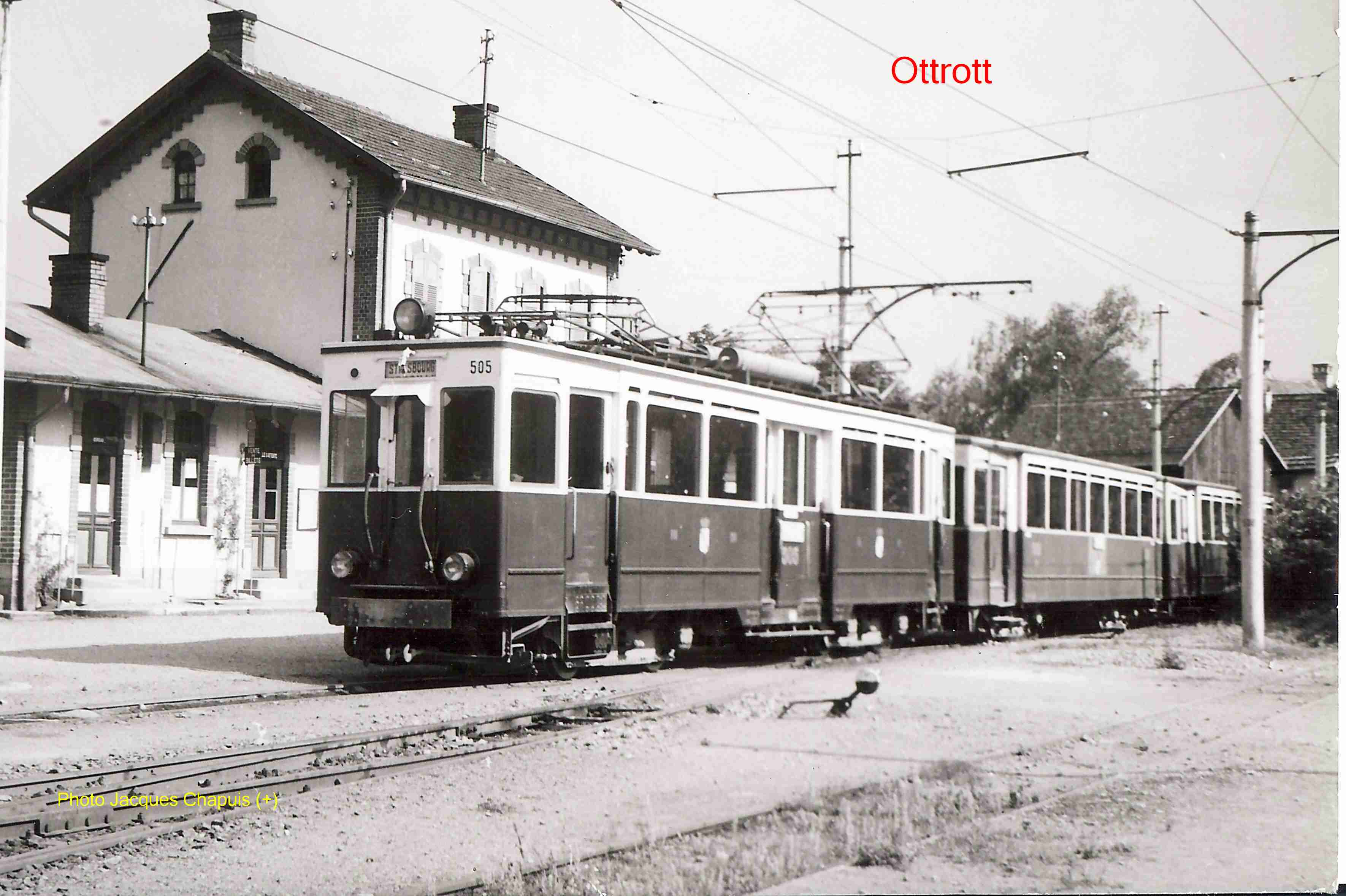 L'automotrice n° 505 et deux voitures au départ pour Strasbourg.
